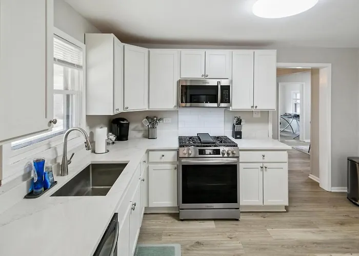 Beautiful Updated 5 Bedroom In Downtown Near Naval Base Libertyville