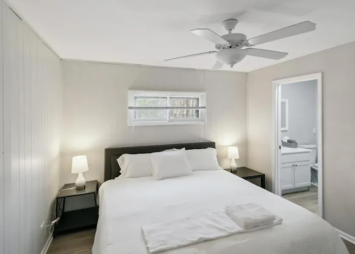 Beautiful Updated 5 Bedroom In Downtown Near Naval Base