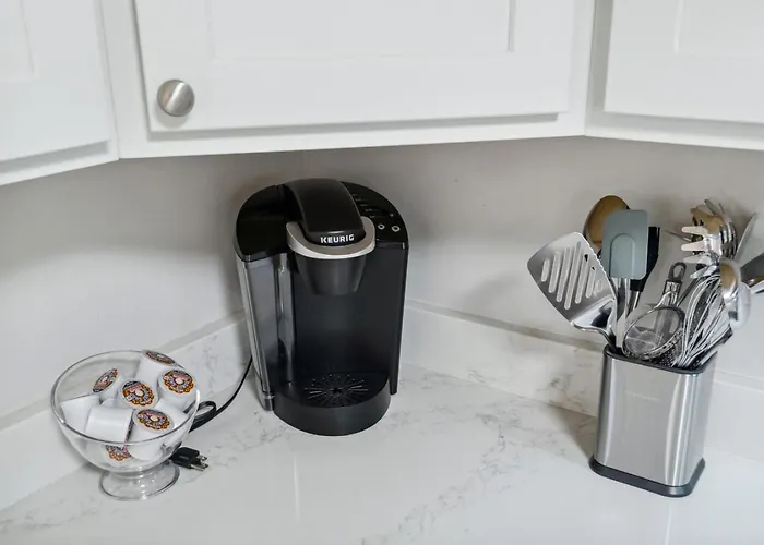 Beautiful Updated 5 Bedroom In Downtown Near Naval Base