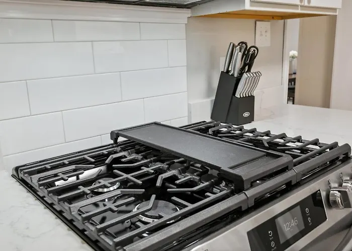 Beautiful Updated 5 Bedroom In Downtown Near Naval Base