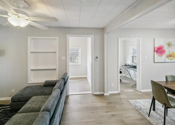 Beautiful Updated 5 Bedroom In Downtown Near Naval Base * Libertyville