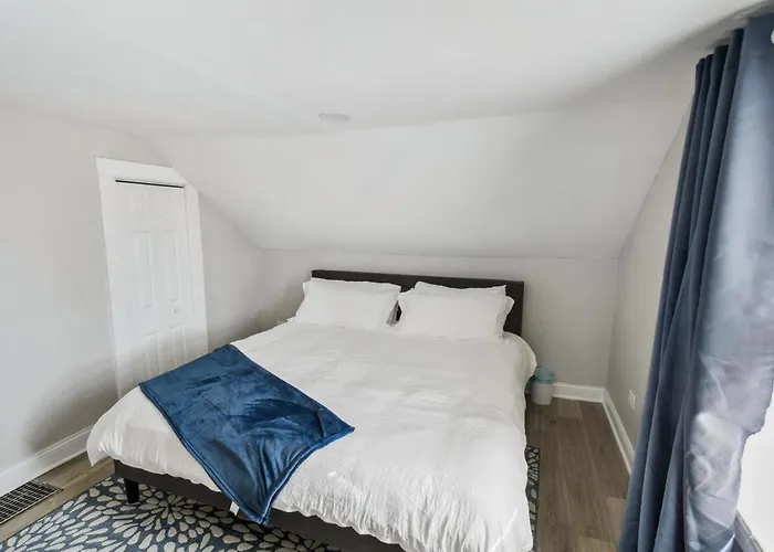 Beautiful Updated 5 Bedroom In Downtown Near Naval Base