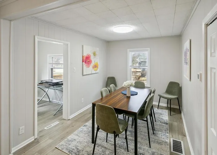 Beautiful Updated 5 Bedroom In Downtown Near Naval Base Holiday home