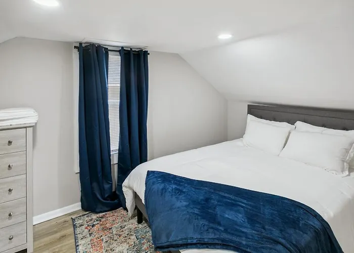 Beautiful Updated 5 Bedroom In Downtown Near Naval Base Holiday home *