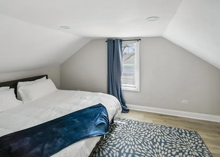 Holiday home Beautiful Updated 5 Bedroom In Downtown Near Naval Base Libertyville