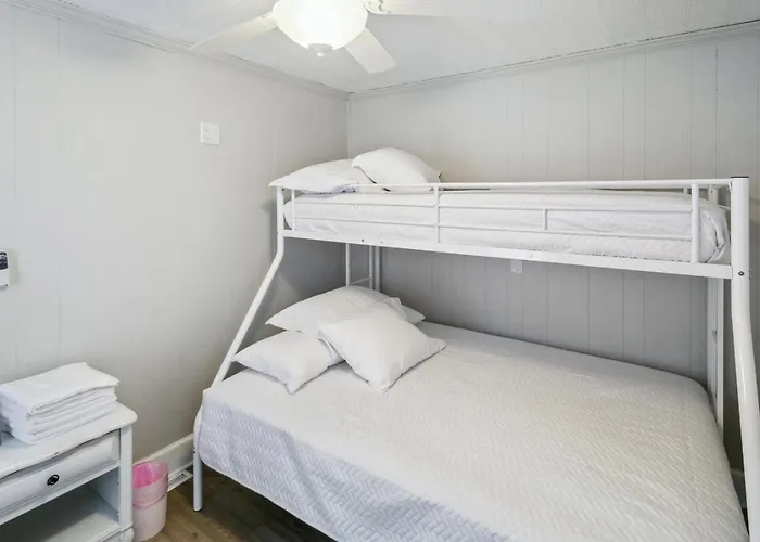 Holiday home Beautiful Updated 5 Bedroom In Downtown Near Naval Base