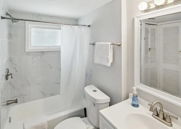 Beautiful Updated 5 Bedroom In Downtown Near Naval Base Holiday home