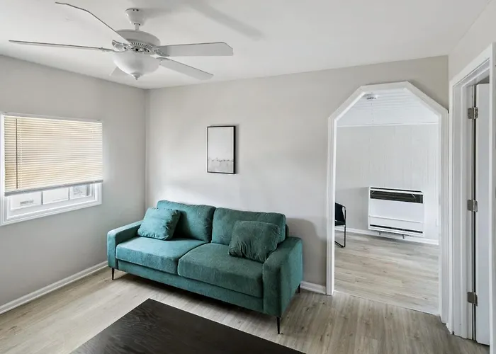 Beautiful Updated 5 Bedroom In Downtown Near Naval Base