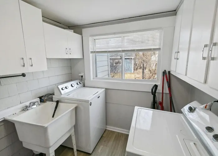 Beautiful Updated 5 Bedroom In Downtown Near Naval Base Holiday home *