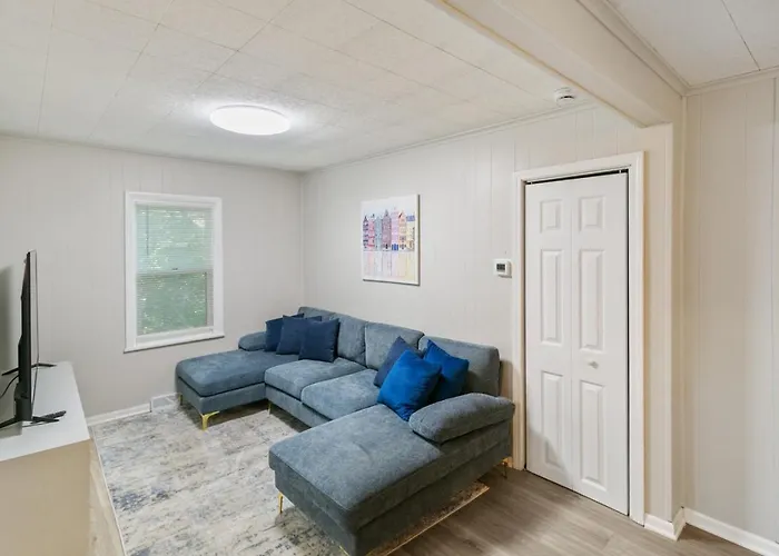Beautiful Updated 5 Bedroom In Downtown Near Naval Base Holiday home