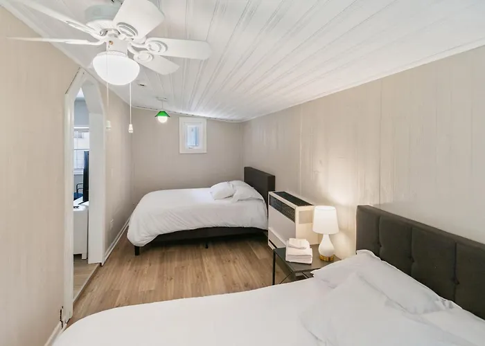 Holiday home Beautiful Updated 5 Bedroom In Downtown Near Naval Base