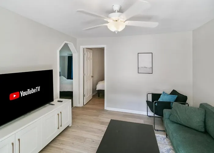 Beautiful Updated 5 Bedroom In Downtown Near Naval Base Holiday home