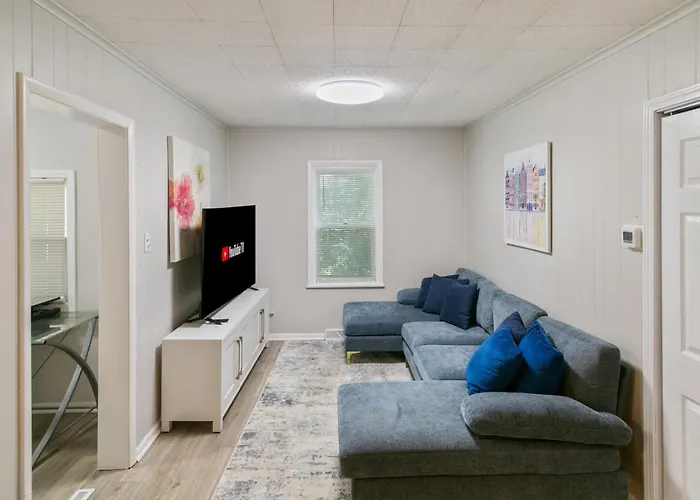 Beautiful Updated 5 Bedroom In Downtown Near Naval Base Libertyville