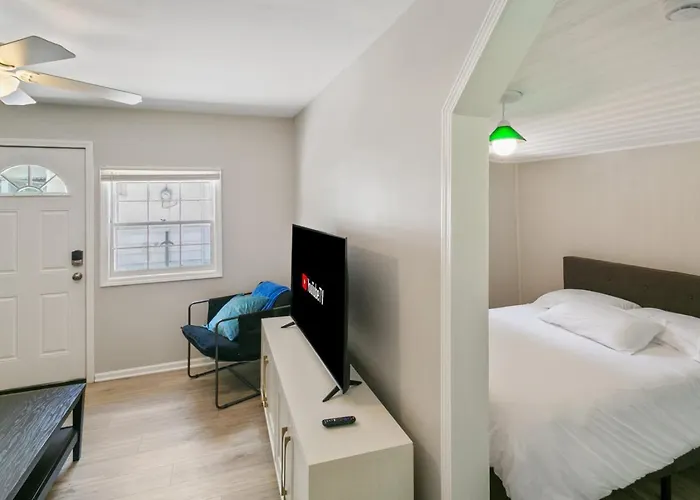 Holiday home Beautiful Updated 5 Bedroom In Downtown Near Naval Base