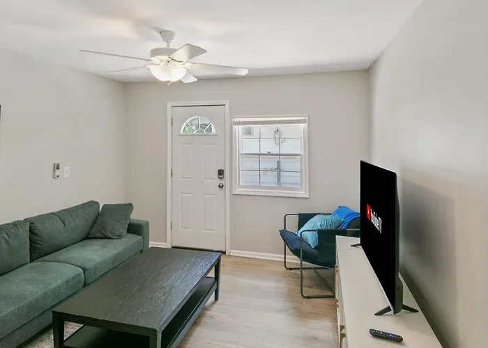Holiday home Beautiful Updated 5 Bedroom In Downtown Near Naval Base