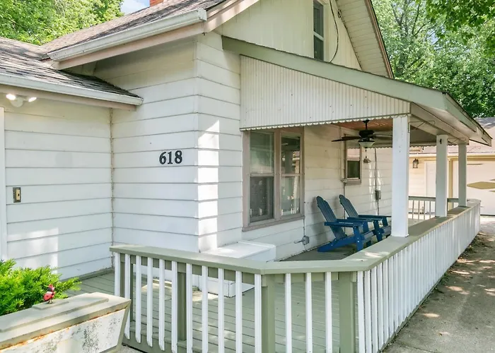 Beautiful Updated 5 Bedroom In Downtown Near Naval Base Holiday home *