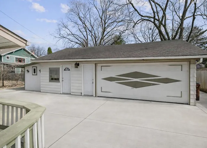 Beautiful Updated 5 Bedroom In Downtown Near Naval Base Libertyville