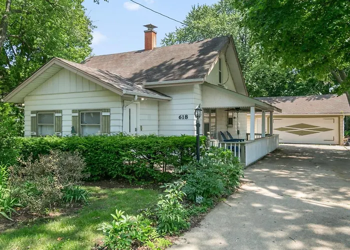 Beautiful Updated 5 Bedroom In Downtown Near Naval Base Libertyville