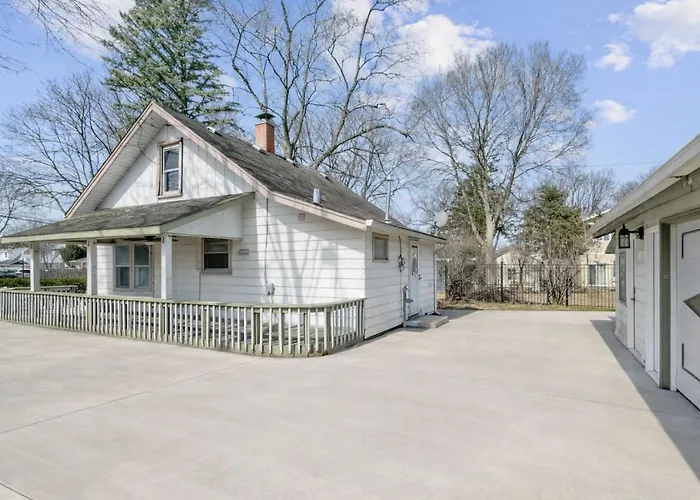 Beautiful Updated 5 Bedroom In Downtown Near Naval Base Holiday home Libertyville